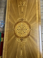 Tisch mit einer exzellenten Furnierarbeit, Eiche Ahorn Nuss und mehr