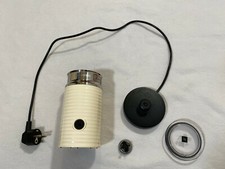 Nespresso Aeroccino 3 Milchaufschäumer Becher Schwarz WEIß ROT Kabel Quirl Decke