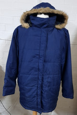 Markenlose blaue Steppjacke