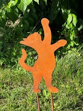 Edelrost stehendes Kätzchen