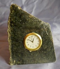 Tischuhr im Naturstein