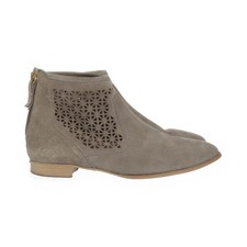 Pat Calvin, Boots, Größe