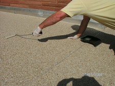 Hochglanzversiegelung für stark beschädigten Steinteppich von Kieselboden24