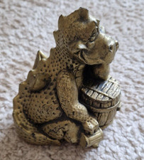Goldener Drache mit Bierkrug und Bierfass, H 12 cm, B 9 cm, L 10 cm