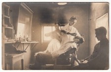 Berufe Friseur Barbier Männer b.Frisieren hairdresser coiffeur RPPC FotoAK ~1915