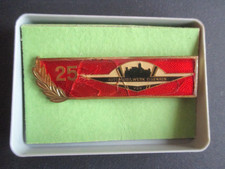 DDR, Abzeichen "25 Jahre VEB Automobilwerk Eisenach", Etui, rote Lasur defekt !!