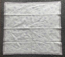 Quadratische Tischdecke weiß-lila Veilchen