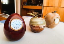 3 Figuren aus Halbedelstein, 2 davon mit kleinen funktionsfähigen Uhren