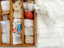 Konvolut Alte Spitze Stopfei Alte Holzkiste Knöpfe Shabby Chic Vintage Nähen JDL