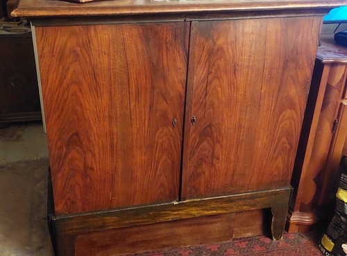 Schrank aus holz braun - schrank,