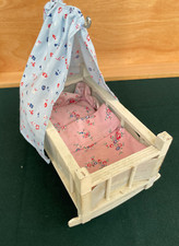 Kleine Puppenwiege aus den 60er Jahren mit Himmel