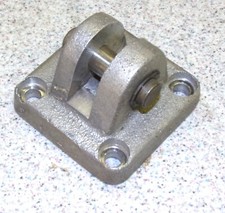 Schwenkflansch mit 10mm Welle / Bolzen für alte 40mm-Zylinder mit 34mm-Zapfen 