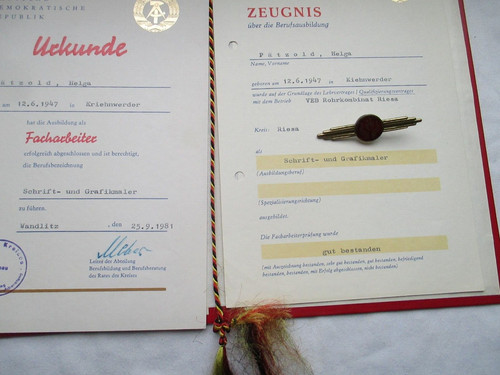 Ddr urkunde mit abzeichen - urkunde,