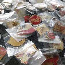 Pin-Konvolut ca 135 Coca-Cola Coke Pins.