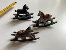 3 Kleine Schaukelpferde aus Holz - Weihnachtsbaumschmuck AltCa 6x7cm
