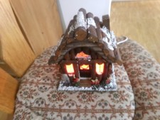 beleuchtetes, schneebedecktes Holzhäuschen, 16x14x17 cm