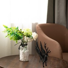 Geflügelte Hirschskulptur