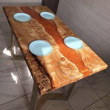 Esstisch aus Harz und Holz -