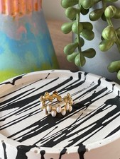 Ovaler Ring aus weißer