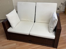 gebrauchte 2er Couch Rattan mit Polstern, Seitenablage und ausziehbarem Stauraum