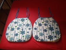 2 Stuhlauflagen Stuhlkissen weiß-blau mit Blumenmuster und kleinen Makeln 35x37