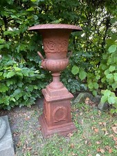 Gusseisen Amphore auf Sockel