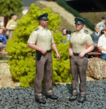 2-STÜCK FIGUREN Polizei Beige/Grüne Uniform für Slotcar 51610
