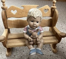 Schrühware ,Keramik ,Gießkeramik ,Figur,Knabe auf einer  Gartenbank,Handarbeit