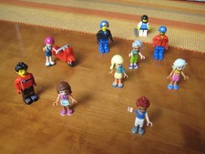 10 LEGO - Figuren und ein Motorroller