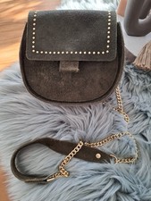 Crossbody Echtleder Tasche Oliv Khaki mit goldener Kette und Nietenbesatz NEU