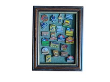MAXIMO Frankreich/  19 Werbe-Pins im Holzrahmen (Emaille, 1990er) / Vintage 
