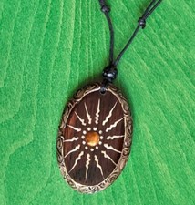 Handgefertigter Holzanhänger Amulett Holz Sonne Glücksbringer Halskette Magie