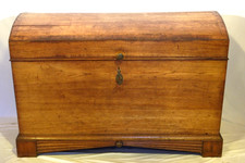 Schöne alte Runddeckel-Truhe