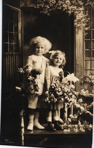Kinder mit blumenkorb - kinder,