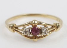 Feiner Ring mit Diamanten im