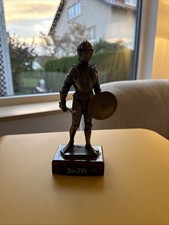 Ritterfigur auf Holzsockel