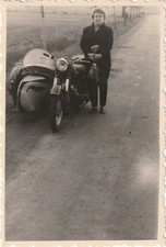 Vintage Foto Frau neben