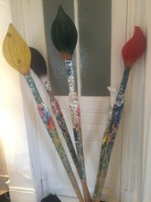 Fünf Holzskulpturen: Malpinsel des Künstlers Livio de Marchi