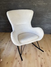 Schaukelstuhl Westwing Relaxsessel Teddy Stoff Weiß Schwarzes Gestell