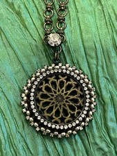 Konplott Saints and Sinners Halskette weiße Perlen und Swarovski messingfarben