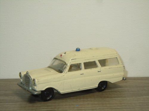 Binz krankenwagen siku v233 - krankenwagen,