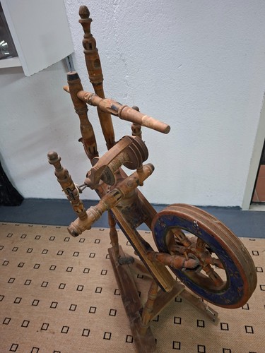 Altes bemaltes spinnrad - spinnrad, über
