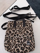 Handtasche zum Rucksack umwandelbar