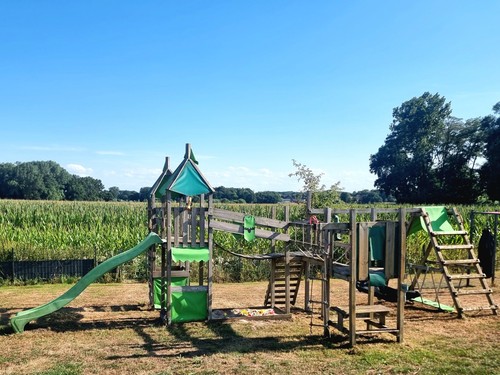 Riesiger holz spielturm mit - riesiger, holz-spielturm