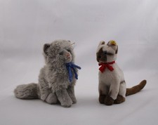 Steiff Katzen: Siam Katze Cattie 2740/25. Perserkatze Minka 2752/26.