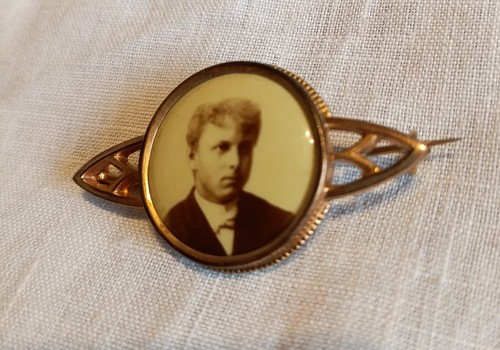 Goldene brosche mit foto - brosche,