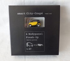 Busch / MCC Werbemodell 1:87 Smart City-Coupe mad red & Bodypanel Fresh-Up gelb