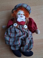 Clown Puppe, dunkelrote Bluse