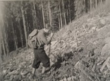 Junger Mann wandert in Knickerbocker Hose Wanderstab Rucksack Wanderer Foto