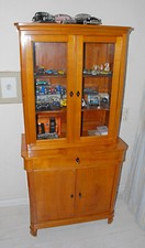 Feiner Vitrinenschrank aus